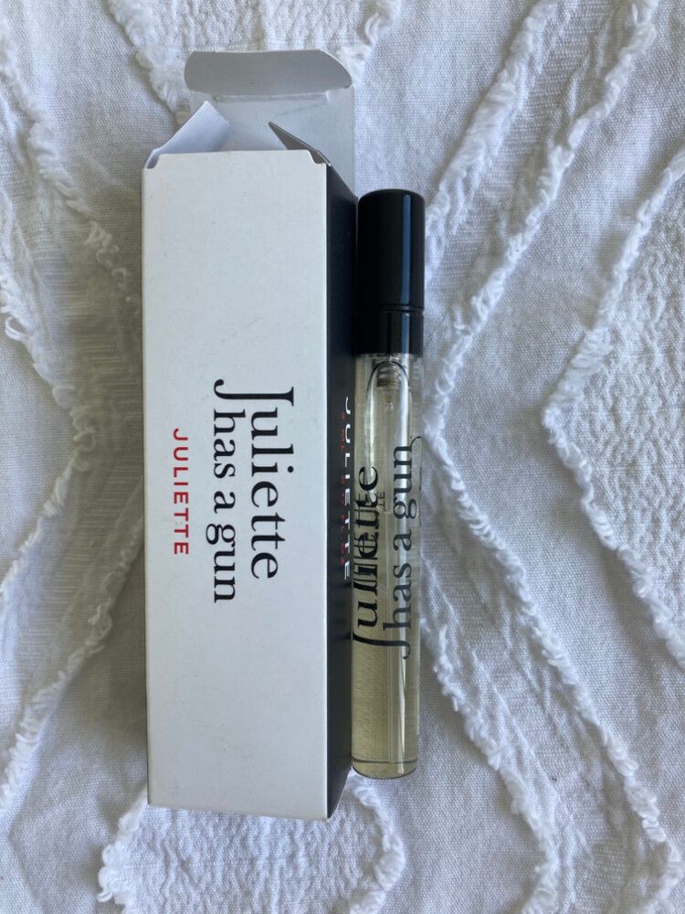 Juliette Has a Gun – Juliette EDP 5ml  A bold and seductive fragrance, Juliette by Juliette Has a Gun is an iconic scent designed for those who love to stand out. This 5ml Eau de Parfum delivers a unique blend of dark cherry, pink pepper, and jasmine, cre