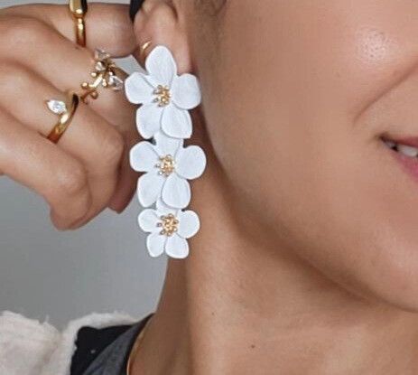 ✨️Floral Dream Earrings✨️ These delicate handmade ceramic earrings are one-of-a-kind — crafted petal by petal for a soft, sculptural feel that instantly elevates your vibe. The matte white finish contrasts beautifully with golden pistils for an elegant bl