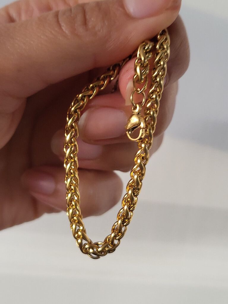 ✨ Rope Chain Bracelet – 18K Gold Filled ✨  Glamorous, strong, and timeless – this rope chain bracelet is your new go-to for everyday luxury. Crafted from 18K gold-filled stainless steel, it’s waterproof, tarnish-free, hypoallergenic, and designed to never