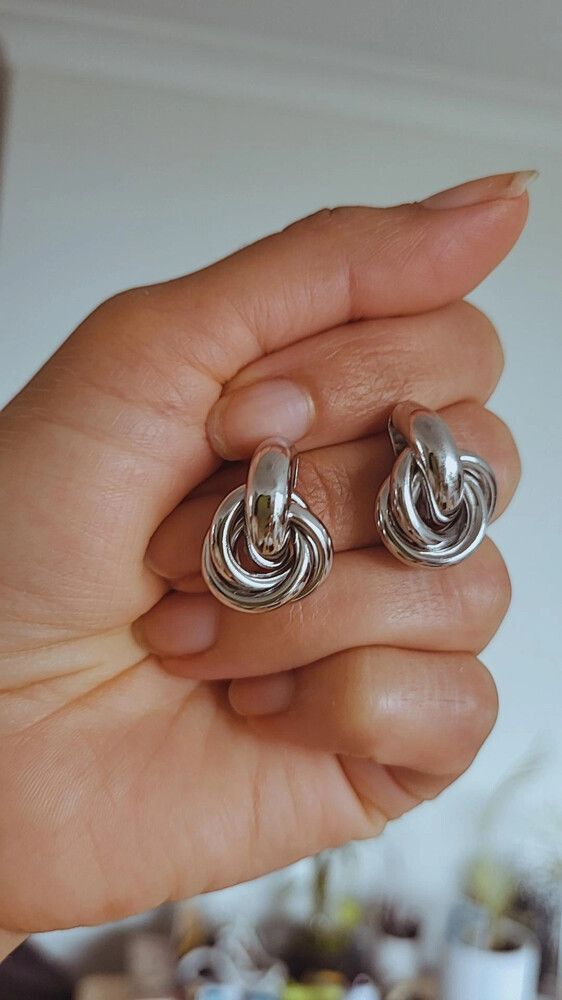 ✨ Silver Knot Chunky Hoops ✨  Sculptural and bold, these stainless steel knot hoops are the ultimate statement piece. Made to last, they’re waterproof, tarnish-free, hypoallergenic, and will never color the skin or fade. The chunky interwoven knot design