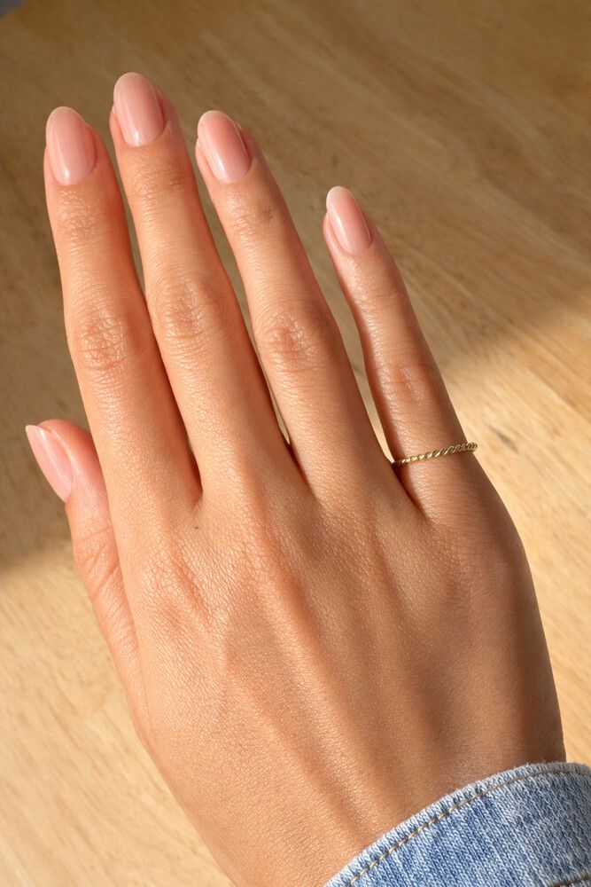 ✨ Twisted Gold Pinky Ring – Minimal Yet Magnetic ✨  This delicate size 5 twisted ring is crafted in 18k gold-filled stainless steel, giving you that rich, luminous gold look that feels effortlessly high-end. The rope-inspired design catches the light from