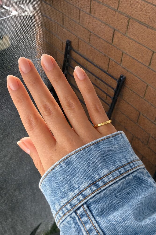 ✨ Glossy Gold Pinky Ring – Minimal Yet Magnetic ✨  This delicate size 5 twisted ring is crafted in 18k gold-filled stainless steel, giving you that rich, luminous gold look that feels effortlessly high-end. The rope-inspired design catches the light from