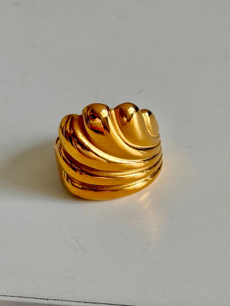 ✨ Sculptural Gold Statement Ring ✨  the kind of ring that instantly makes your whole outfit look expensive ✨ bold sculptural fan-shell inspired design with that ultra glossy old money finish everyone is obsessed with right now. chunky but elegant, giving