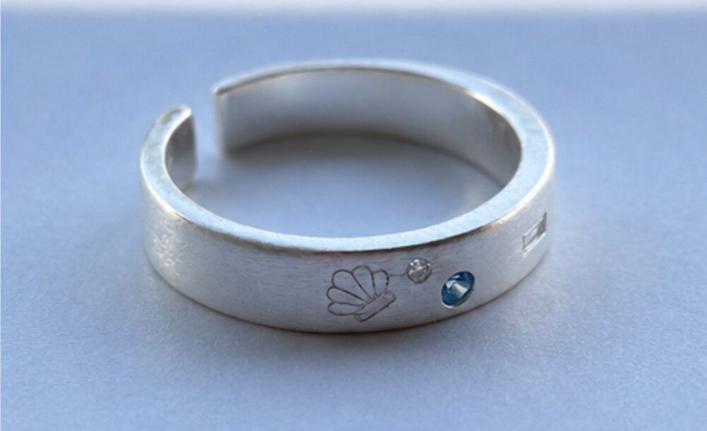 ✨ Ocean Treasure Adjustable Sterling Silver Ring ✨  a truly unique artisan-inspired piece crafted from genuine stamped 925 sterling silver with a beautiful brushed matte finish. featuring delicate engraved shell and flower motifs, accented by a sparkling 