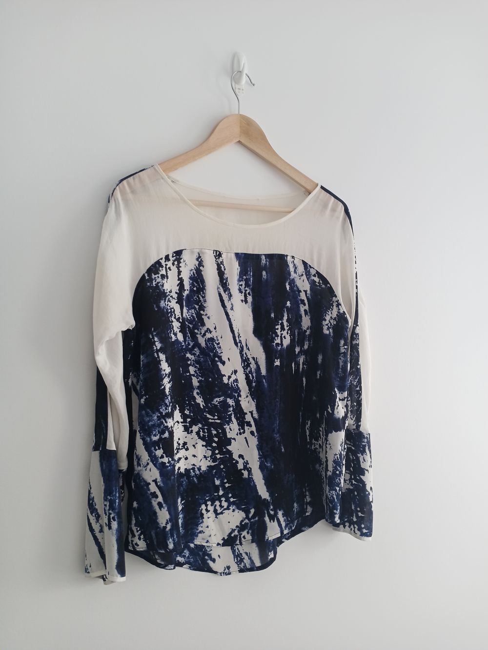 NZ Design + Made off-White and Blue Abstract Print Long Sleeve Top