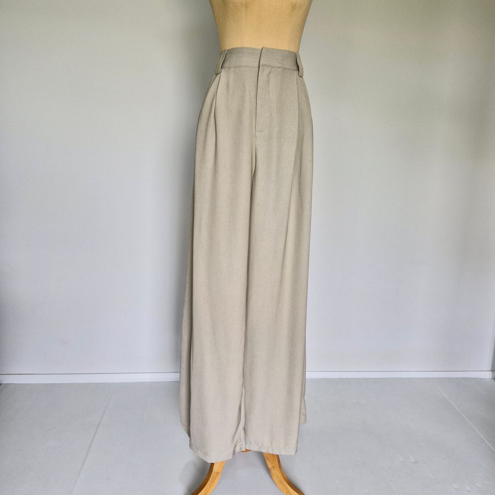 Dissh Beige Pleated High Rise Wide Leg Lightweight Dress Pants Size 16 US 12