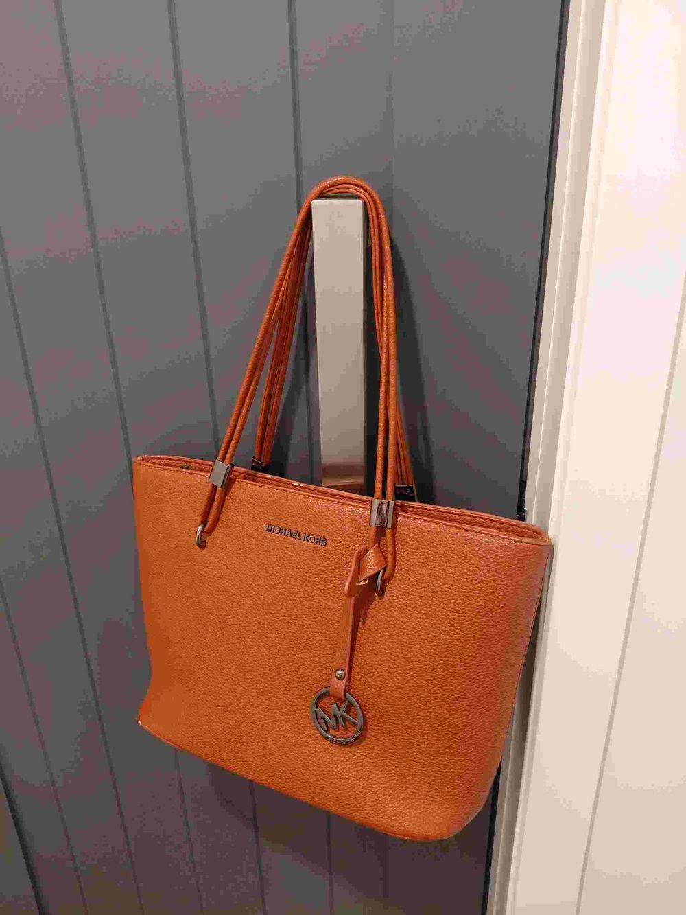 Michael Kors Tote Bag in a beautiful tan/brown colour.