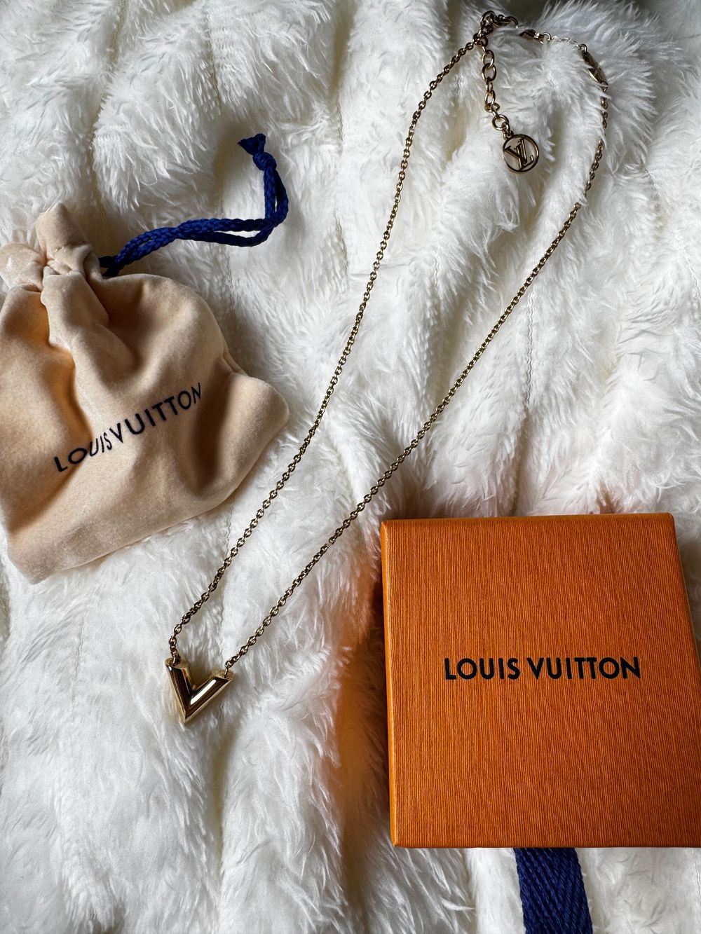 Louis Vuitton Essentials V necklace