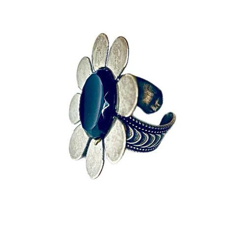 Handmade NWT large metal Daisy flower ring.