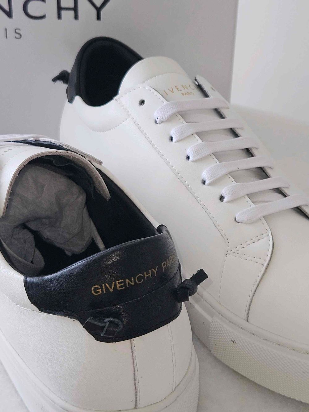 GIVENCHY Urban low black & whites